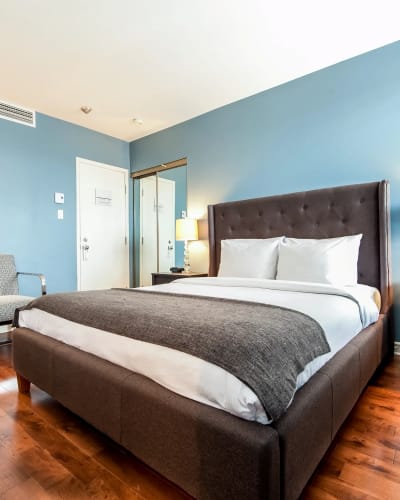 Room with one Queen bed at the Auberge de La Fontaine.