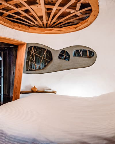 Auberge du changement d'ère - A white room with wooden details.