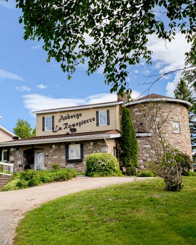 Façade de l'Auberge La Rosepierre en été.