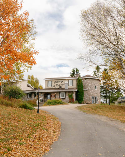 Façade de l'Auberge La Rosepierre en automne.