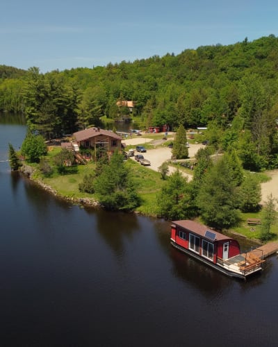 Vue aérienne du chalet flottant. 