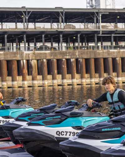 Tour guidé en motomarine – Ponts, skyline et sensations fortes
