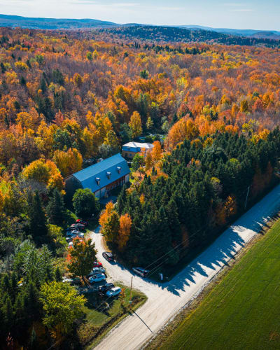 Vue aérienne d'un paysage automnal - La Balade Gourmande.