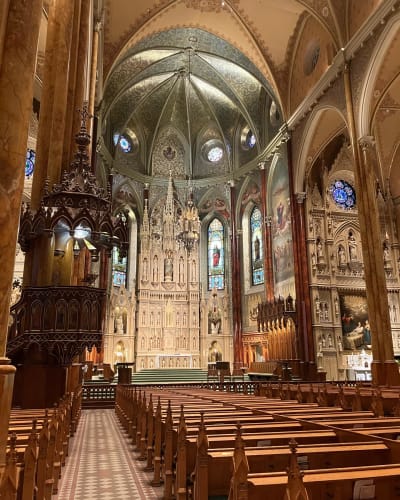 Intérieur et autel de la Basilique Saint Patrick.