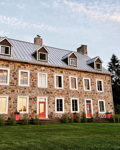 Façade de la bâtisse du B&B Le Canadien.