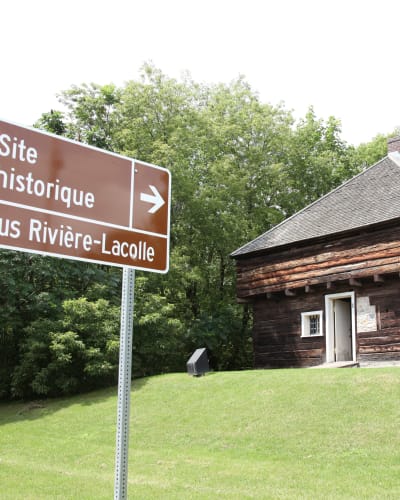 Blockhaus Rivière-Lacolle en été.