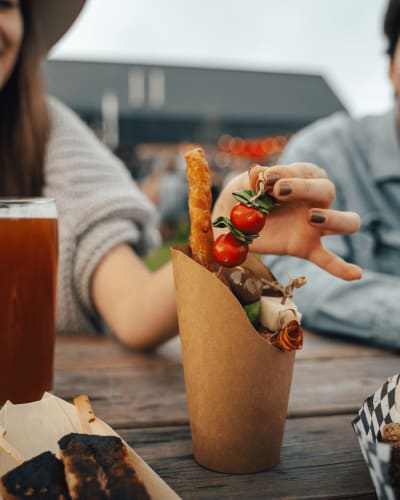 Couple à table avec bière et repas.