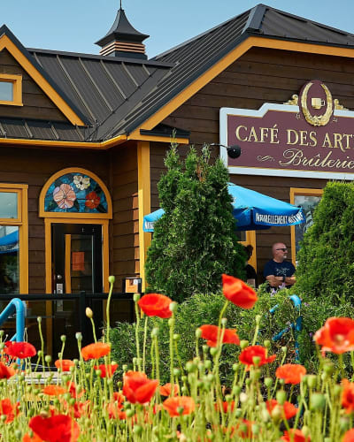 Bâtiment extérieur du café en été.