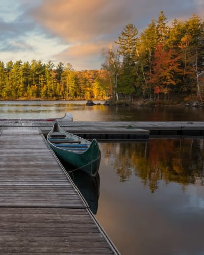 Lac et chalet à l'aube à l'automne.