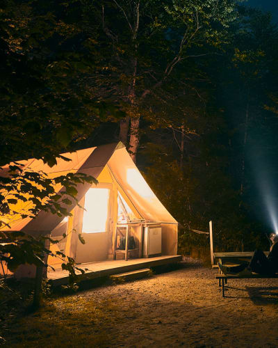 Un prêt-à-camper illuminé la nuit au Parc national du Mont-Orford.