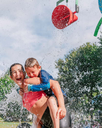 Camping du Pont Couvert - Deux individus dans des jeux d'eau