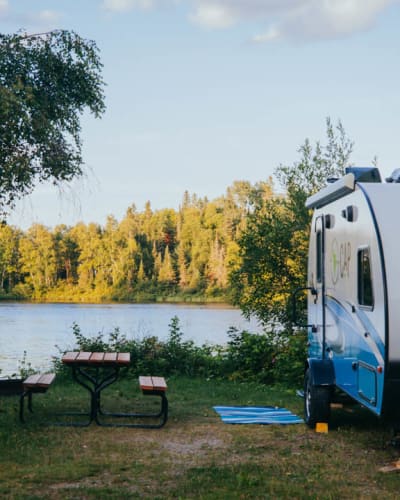 Camping le P'tit Paradis : terrain sur le bord de l'eau