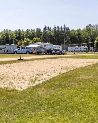 Camping Oiseau Bleu - Terrain de volleyball sur sable