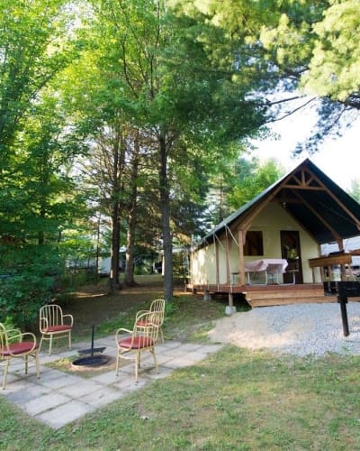Tente Glamps et prêt-à-camper.