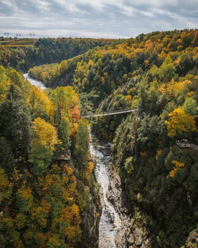 Pont suspendu en automne au Canyon Sainte-Anne.