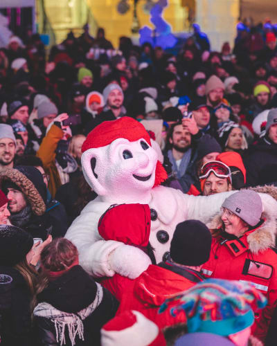 Bonhomme Carnaval dans une foule du Carnaval de Québec.