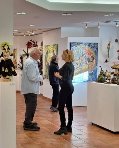 Centre d'action culturelle de la MRC Papineau - Des individus dans une salle remplie d'arts