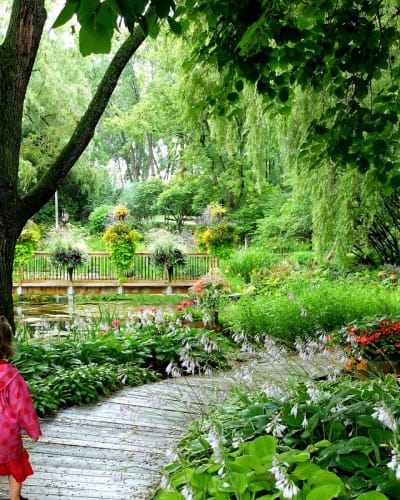 Center de la nature de Laval: girl on a trail