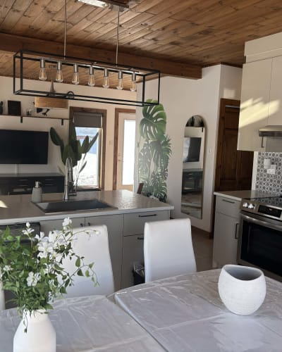 Cuisine et salon d'un chalet.