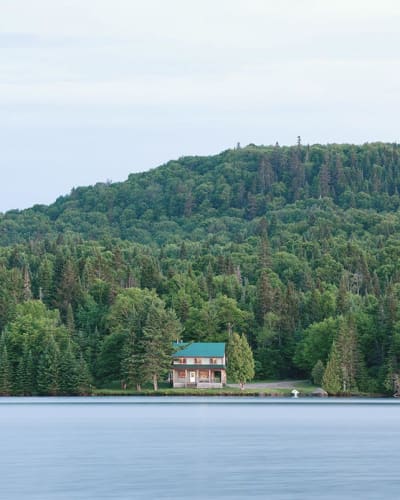 Chalet sur le bord de l'eau à la Réserve faunique de Portneuf.