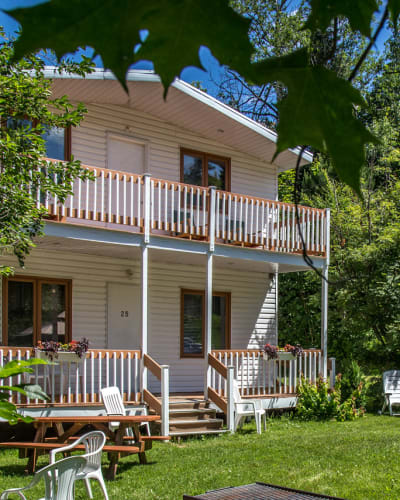 Chalets Lac-Beauport - Le Chalet Le Villageois en été.