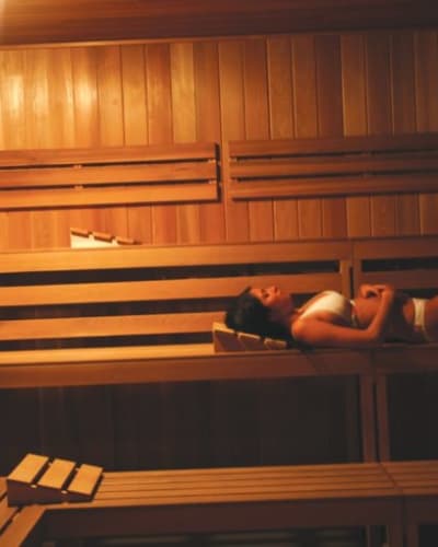 Détente dans un sauna.