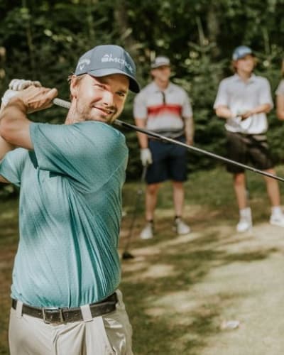 Personnes jouant au golf.