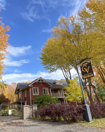 Château Venise - Extérieur du chalet en automne