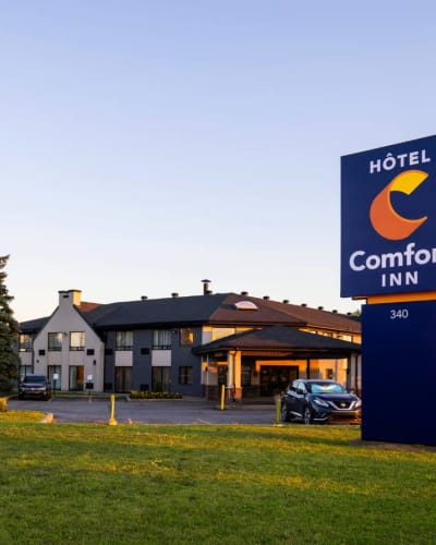 Le Comfort Inn Aéroport de Montréal, vu de l'extérieur.