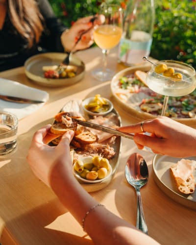 Repas et verres de vin à table.