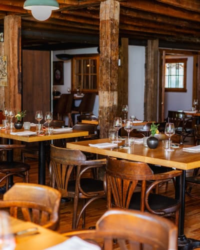 Table dans un restaurant.