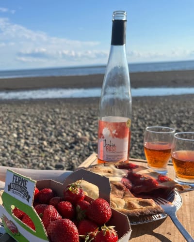 Produits et vin de fraises sur le bord de mer.
