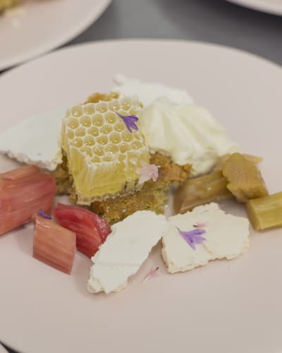 Ferme Les Petites Écores - Assiette gourmande avec, entre autres, un morceau de miel en rayon