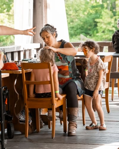 Festi-Enfant au Moulin - Une femme maquille un enfant