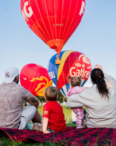 Famille au Festival de montgolfières de Gatineau.