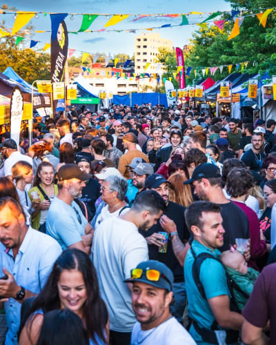 Foule au Festival des Bières du Monde de Saguenay.