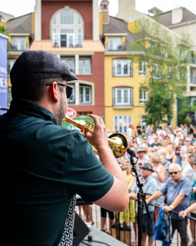 Musicien de trompette sur la scène et la foule le regardant.