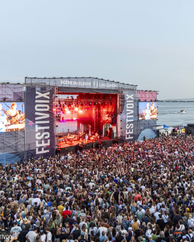 Scène extérieure du FestiVoix de Trois-Rivières au bord de l'eau.