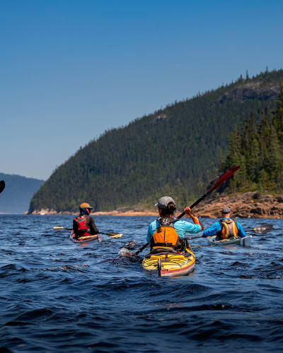 Gens en kayak