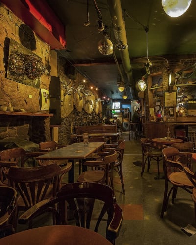 Salle intérieur du bar. 