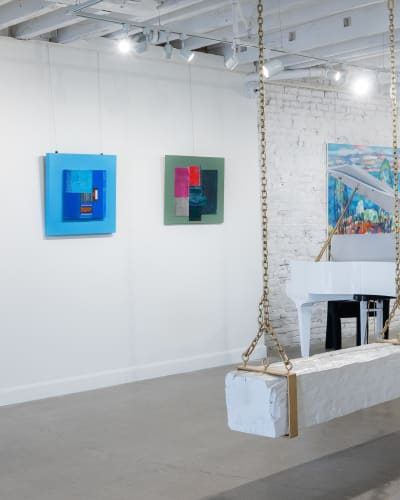 Galerie Angelina - Œuvres d'art et un piano dans une salle blanche