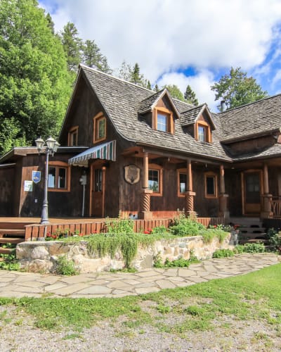 Extérieur du Gîte de l'Artisan l'été.
