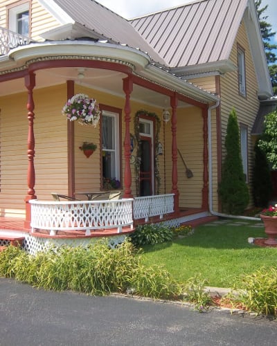 Exterior of the Aux Plaisirs Partagés B&B.