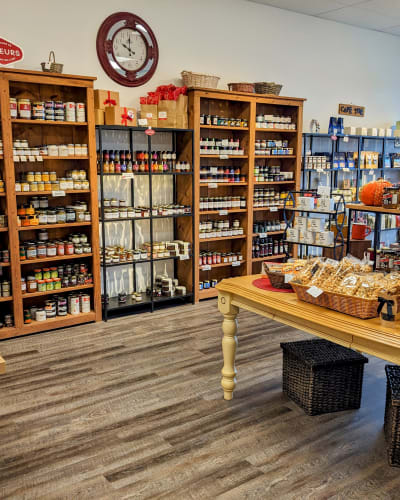 Étalage de produits à la Gourmande boutique.