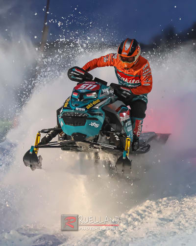 Saut en motoneige au Grand Prix Ski-Doo de Valcourt.
