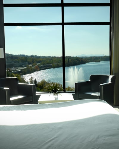 Grand Times Hotel - Sherbrooke - Une chambre avec une vue sur l'eau