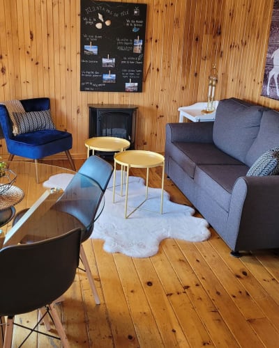 Salon de l'un des studios de l'Hébergement du Bateau.