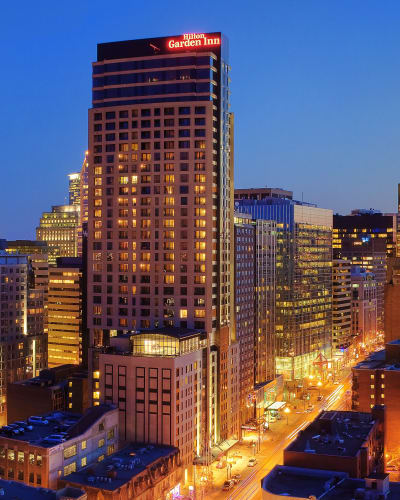 Hilton Garden Inn Montréal Centre-Ville illuminé.