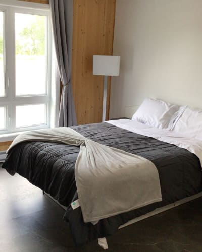 A room at Hôtel Auberge St-Félicien.