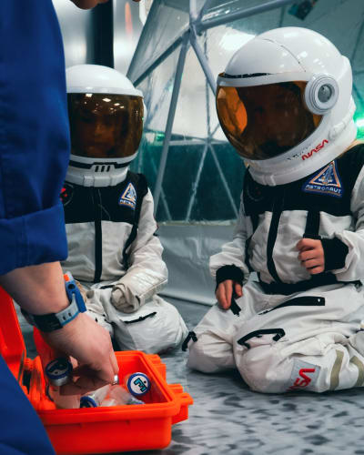 2 enfants habillés en astronautes. 